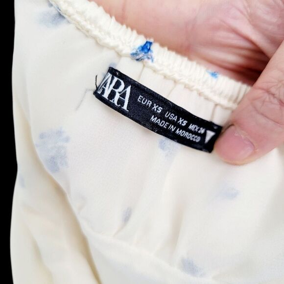 2/$20 Zara Cream Colour Blue Floral Pattern Top Blouse Size: XS - Picture 8 of 8